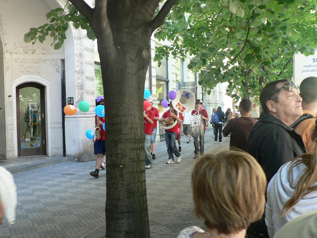 Maraton 08 115.jpg - další kapela se řítí